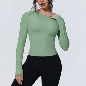 Détails du haut de yoga à manches longues vert sauge, coupe ajustée en tissu extensible