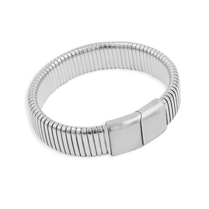 Detalle de la textura en espiral Tubogas plateada y cierre de metal en el brazalete de acero