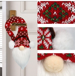 Détail rapproché du tissu tricoté et de la fourrure des gnomes de Noël de porte