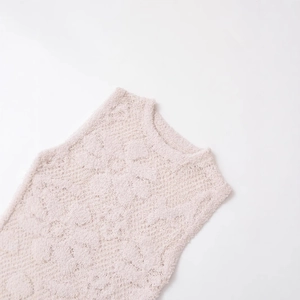 Ärmelloses, blassrosa Stricktop mit flauschiger Textur und schickem Rundhals-Design
