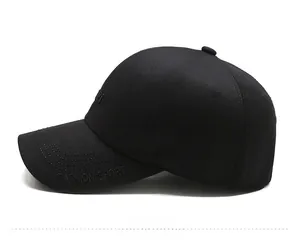 Dettaglio del cappellino da baseball in cotone nero con ricamo FASHION-SPORT sulla visiera