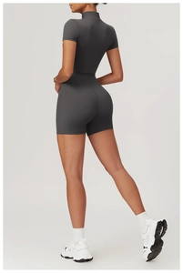 Vue détaillée du body de yoga gris anthracite avec tissu élastique et col montant ajusté