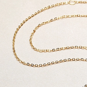 Minimalistische Süßwasserperlenkette mit feiner goldener Ankerkette und poliertem Finish
