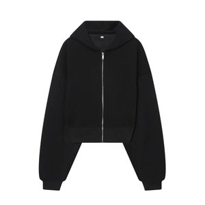 Détail d'un sweat à capuche court noir avec fermeture éclair en métal et étiquette S