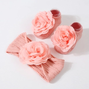 Ensemble bandeau et chaussettes en maille rose avec décorations de fleurs en tissu