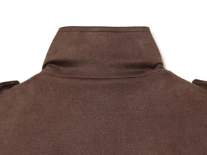 Detail der braunen Wildlederimitat-Jacke mit Kragen und Schulterklappen-Nähten