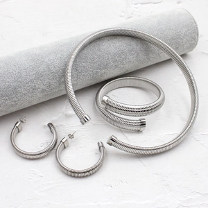 Détails du collier, bracelet et boucles d'oreilles argentés en forme de ressort