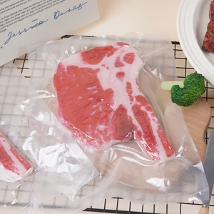 Oggetto di scena bistecca Tomahawk artificiale sottovuoto con venature di grasso