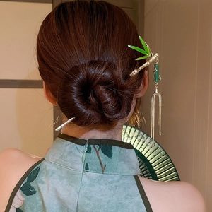 Vue détaillée arrière d'un pic à cheveux bambou avec pampille et feuilles vertes