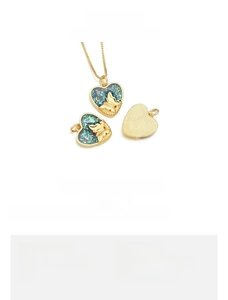 Vue détaillée du pendentif papillon plaqué or 18K avec opale verte, taille 15x16 mm