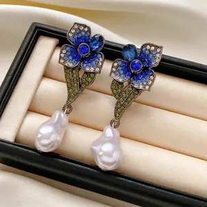Boucles d'oreilles vintage fleurs avec strass bleus et perles baroques chic