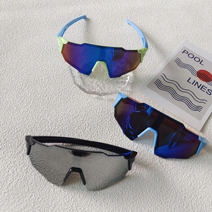 Détail de trois paires de lunettes de soleil sportives pour enfants sur fond blanc