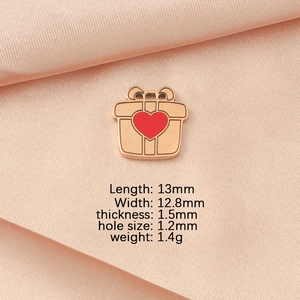 Nahaufnahme Roségold-Geschenkbox-Anhänger mit rotem Herz und 13mm x 12,8mm Maßen