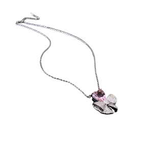 Collier délicat avec pendentif nœud et cœur rose en zircon sur chaîne argentée