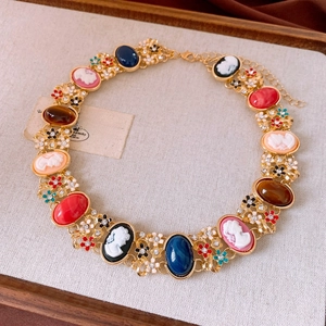 Détail du collier de style palais français avec pierres camées colorées et fini doré