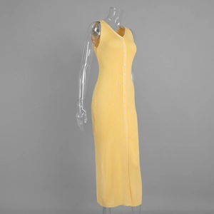 Détail de la robe midi en maille côtelée jaune sans manches avec col en V et boutons