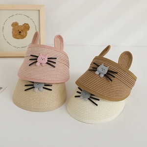 Détail de quatre visières en paille pour enfants avec oreilles de chat 3D et moustaches