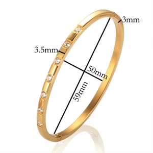Dettaglio macro del bracciale a cerniera in acciaio dorato con 8 cristalli rotondi