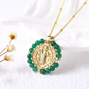 Collar de la Virgen María chapado en oro de 18k con cuentas verdes y cadena fina