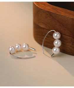 Close-up of S925 silver U-shaped ear hooks with three elegant vertical pearls