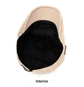 Détail intérieur du béret beige avec texture gaufrée et doublure en tissu noir soignée