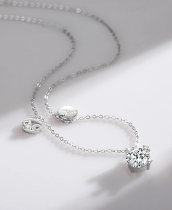 Dettaglio della collana in argento 925 con pendente in zircone e ciondolo Cancro