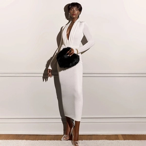 Détail d'une robe blanche élégante à manches longues et sac à main en peluche noir