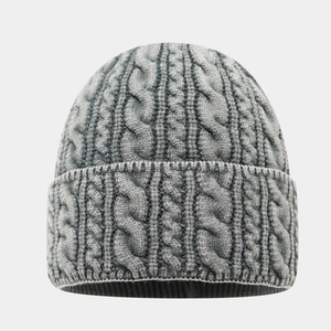Détail de la texture maille torsadée épaisse et du large bord replié du bonnet gris