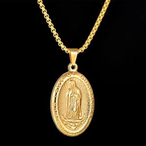 Primer plano del colgante ovalado de Virgen María dorado con cadena box y fondo negro