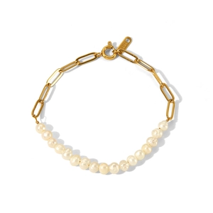 Détail du bracelet en chaîne trombone dorée et perles d'eau douce avec fermoir à ressort