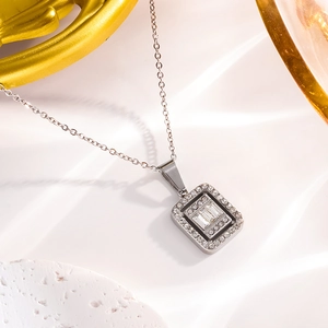 Gros plan du collier en titane argenté avec pendentif rectangulaire serti de zircons