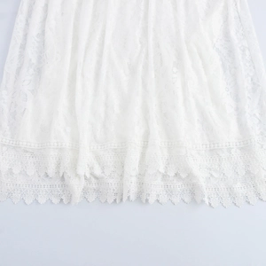Robe longue blanche en dentelle de style français avec col en V et broderie florale