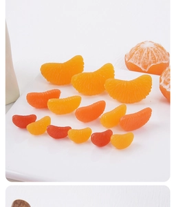 Detailansicht kleiner PVC-Orangenstücke in drei Größen mit realistischer Fruchtfleisch-Struktur