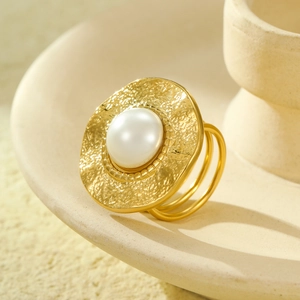 Exaggerated 18K gold plated hammered texture round ring with a large white pearl center