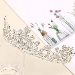 Nahaufnahme der silbernen Kristall-Tiara mit funkelnden Strasssteinen und feinen Details