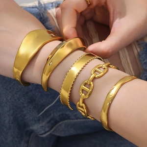 Set de brazaletes anchos irregulares y pulsera de cadena chapados en oro de 18k