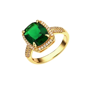 Détail d'une bague plaquée or 18 carats avec émeraude carrée et pavage de zircons brillants