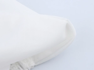 Detailaufnahme der weißen französischen Stickerei Textur und weichen Faltkanten