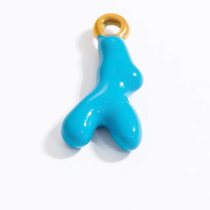 Primo piano del ciondolo a cuore in smalto blu brillante con anello dorato lucido