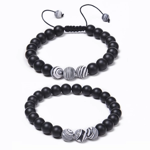 Vue détaillée du lot de bracelets en perles de malachite 8mm avec cordon tressé