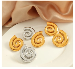 Vue détaillée de boucles d'oreilles torsadées dorées et argentées 18K sur soie et porcelaine