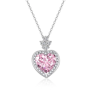 Macro della collana in argento con un grande ciondolo a cuore in gemma rosa