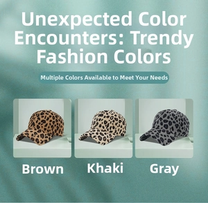 Tre cappellini in velluto a coste leopardato nei colori marrone, kaki e grigio in vista