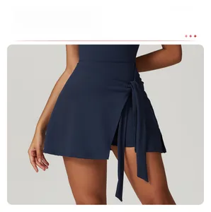 Gros plan d'une robe de sport bleu marine avec fente latérale réglable et nœud décoratif