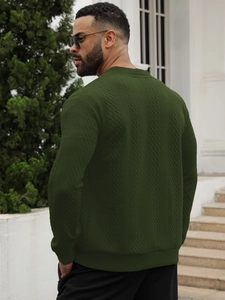 Détail du cardigan vert foncé pour hommes avec tricot torsadé et vue de profil