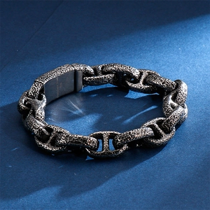 Detailed close-up of the 316L Stainless Steel engraving on an industrial chain link