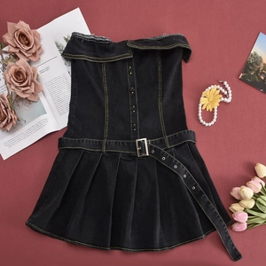 Flachbild von schwarzem trägerlosem Denim-Plisseekleid mit passendem Metall-Gürtel