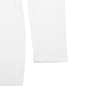 Vue détaillée de la manche blanche et de la couture du poignet sur une robe de soirée chic