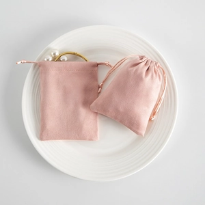 Rosa Samt Schmuckbeutel Detailansicht, weiche Geschenktasche mit Kordelzug für Accessoires.