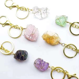 Détail de six porte-clés en cristal brut avec fil doré en diverses couleurs vives